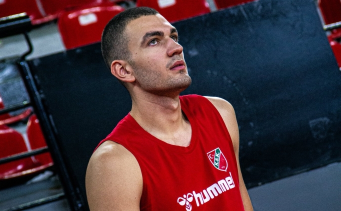 Kar��yaka'da Naumoski yerli stat�s�nde oynayacak