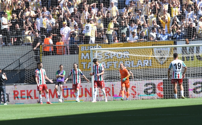 Kar��yaka'da taraftar-futbolcu gerilimi