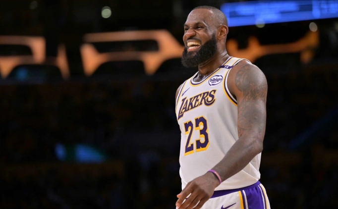 LeBron takas edilmeyecek, Lakers'ta kalmaya kararl