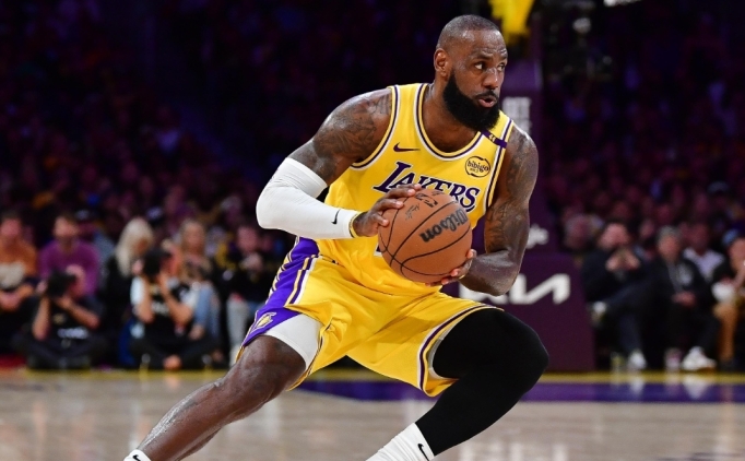LeBron James, Lakers'n ilk kamp antrenmann kard