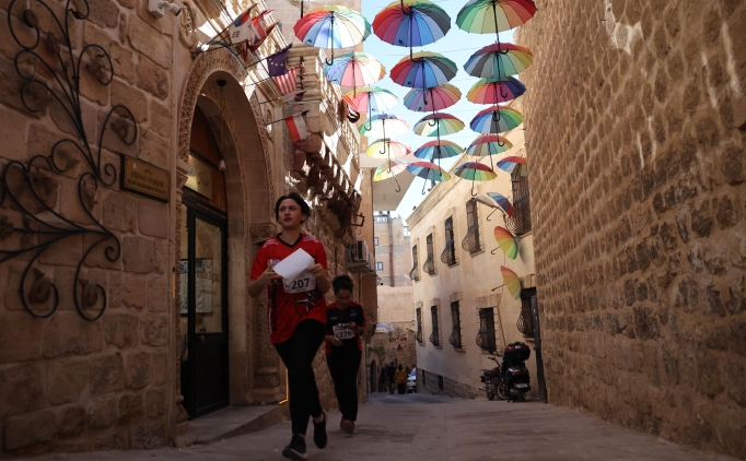 Mardin'de binlerce sporcu, tarihi sokaklarda k�yas�ya yar��t�