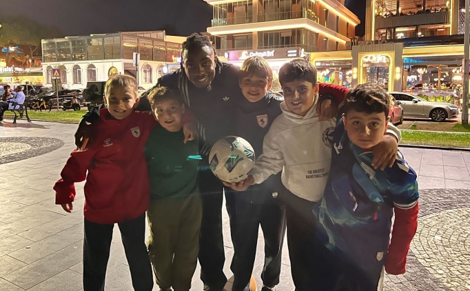 Samsunsporlu Makoumbou, �ocuklarla kald�r�mda futbol oynad�