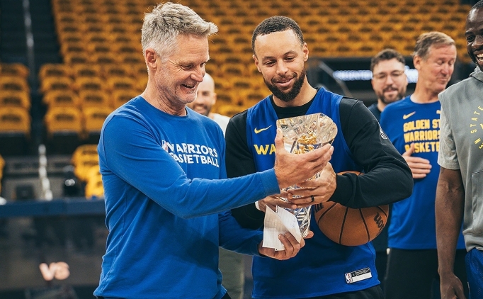 Curry, 2024-25 Twyman-Stokes Yılın Takım Arkadaşı ödülünü kazandı