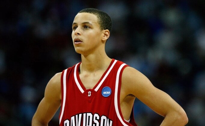 Curry, Davidson �niversitesi'nde genel menajer yard�mc�s� oldu