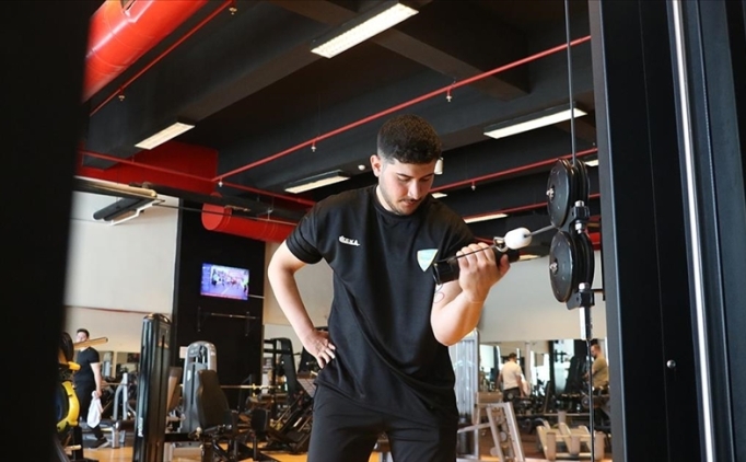 A�abeyini yenerek bilek g�re�ine ba�layan para milli sporcunun bile�i b�k�lm�yor