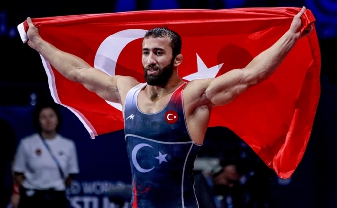 Murat Fırat ve Burhan Akbudak, Avrupa Güreş Şampiyonası'nda 3'üncülük maçına çıkacak