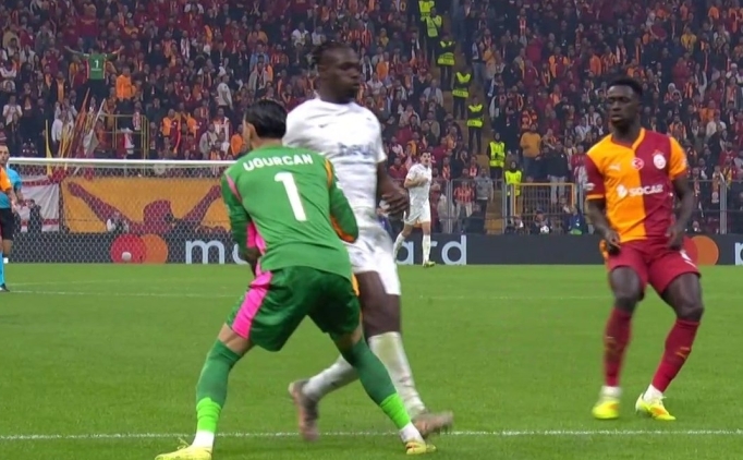 Galatasaray'da k�rm�z� kart tepkisi!