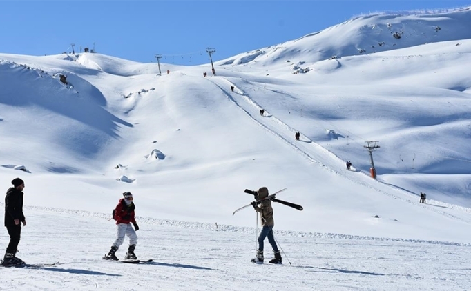 Ka�kar Da�lar�'n�n eteklerindeki Yaylalar k�y�, do�al pistleriyle kayak��lar�n g�zdesi oldu