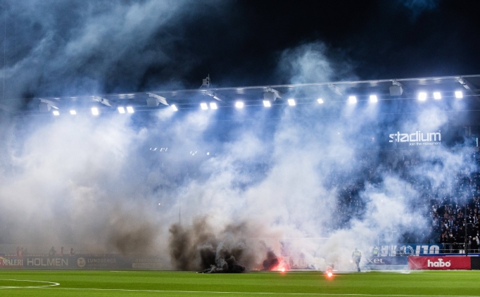 K�me d��en Norrk�ping taraftarlar�, sahaya zarar verdi!