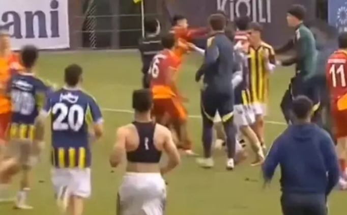 Fenerbah�e ile Galatasaray aras�ndaki U19 derbisinde kavga!
