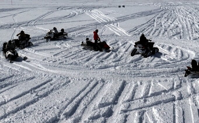 Erciyes'i kar motorlar�yla ke�fediyorlar