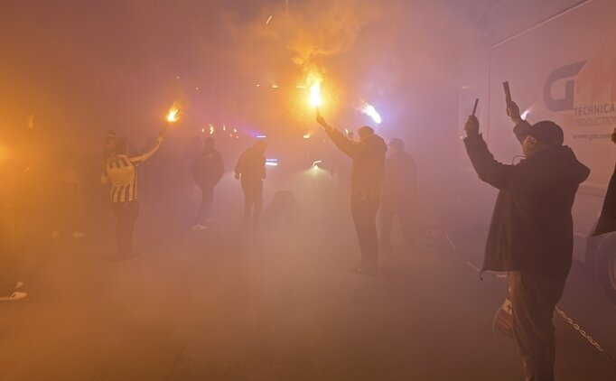 Fenerbahçeli taraftarlardan Avrupa dönüşü coşkulu destek