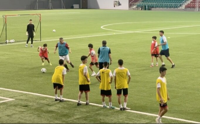 Futbol turnuvas� i�in gittiler, Katar'da mahsur kald�lar