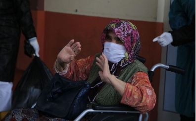 Oğlunu kaybettiği koronavirüsten 83 yaşında kurtuldu