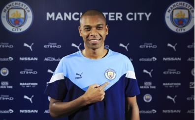 Fernandinho bir yıl daha Manchester City'de