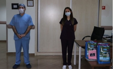 Rize'de 2 hemşire koronavirüsü yenerek alkışlarla göreve döndü