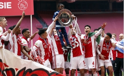 Ajax şampiyonluk kupasını eritti, yıldız şeklinde taraftarına gönderdi