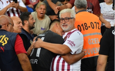 Ouzhan Matur, galibiyeti depremzede babasyla kutlad
