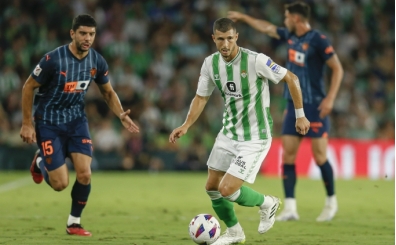 Cenk Özkaçarlı Valencia, Betis'e çarpıldı!