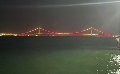 Çanakkale Köprüsü sarı-kırmızı renklere büründü