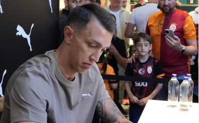 Muslera imza gününde taraftarlarla buluştu