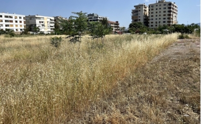 Karşıyaka'da stat arazisi temizleniyor