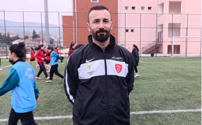 Kadn futbol kulbnn hem bakan hem antrenr hem de malzemecisi