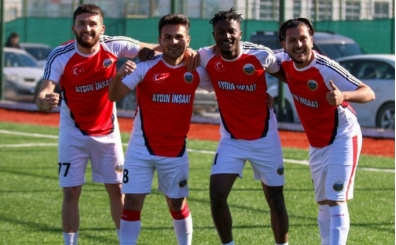 Sivas'ta kyler aras futbol turnuvasnda Afrikal futbolcular da forma giydi