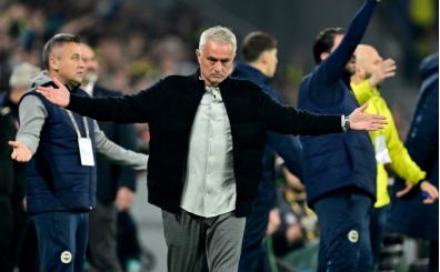 Galatasaray tribünlerinden Mourinho pankartı!