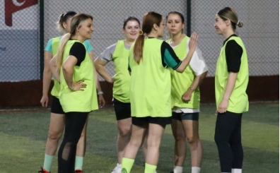 Denizli'de anneler, 'günde değil halı sahada' stres atıyor