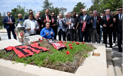 Gençlerbirliği camiası, Anıtkabir'i ve İlhan Cavcav'ın mezarını ziyaret etti