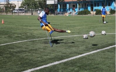 Bir ayağını kaybetse de futbol sevgisi bitmedi