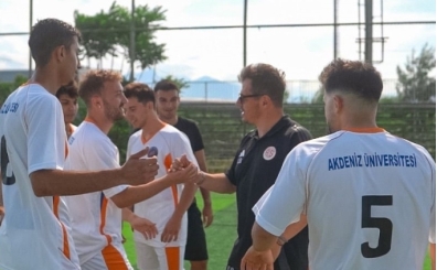 Emre Belözoğlu öğrencilerle futbol oynadı