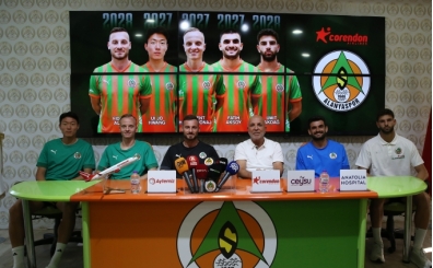 Alanyaspor'da 5 futbolcunun szlemesi uzatld