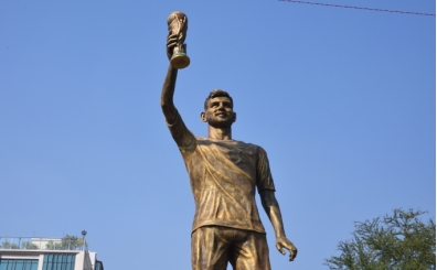 Lionel Messi'ye 21 metrelik dev heykel