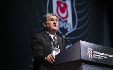 Serdal Adalı, basın mensuplarının karşısında