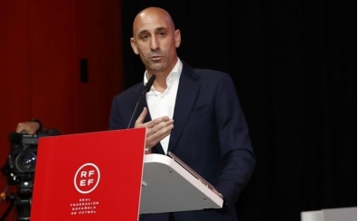 Eski İspanya Futbol Federasyonu Başkanı Luis Rubiales'e yumurtalı saldırı