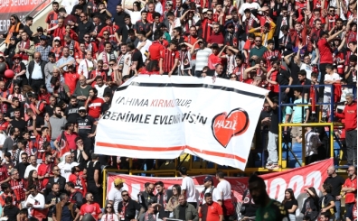 Gençlerbirliği tribününde sürpriz evlilik teklifi