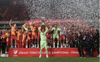 Bakan Bak, Galatasaray'ı kutladı