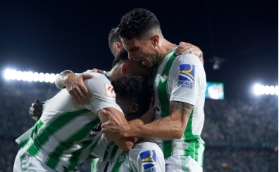 Real Betis'ten kuşlu logo totemi