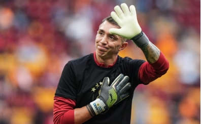 Galatasaray'da Muslera, 'Büyük kaptan' tezahüratıyla karşılandı