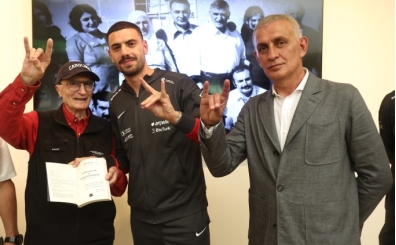 Merih Demiral: 'Bozkurt pozunu Aziz Sancar istedi'
