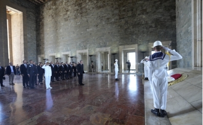 Beşiktaş Kulübü Başkanı Serdal Adalı ve yönetim kurulu, Anıtkabir'i ziyaret etti