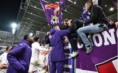 Edin Dzeko, megafonla taraftara seslendi!