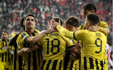 AEK Atina, 90+15'te kazand�, ilk 8'e girdi!