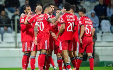Pavlidis hat trick yapt�; Benfica kazand�!
