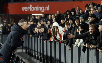 Feyenoord'da tak�ma tepki: Robin van Persie, trib�ne gitti!