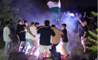 Muğlaspor taraftarlarından meşaleli destek!
