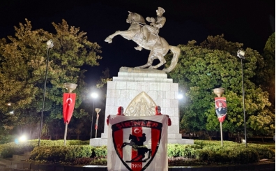 Samsunspor taraftar, AEK ma ncesi Atatrk Ant'nda nbet tuttu