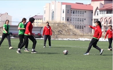 Arl kzlar eitim grdkleri spor lisesinin futbol takmn zirveye tayor